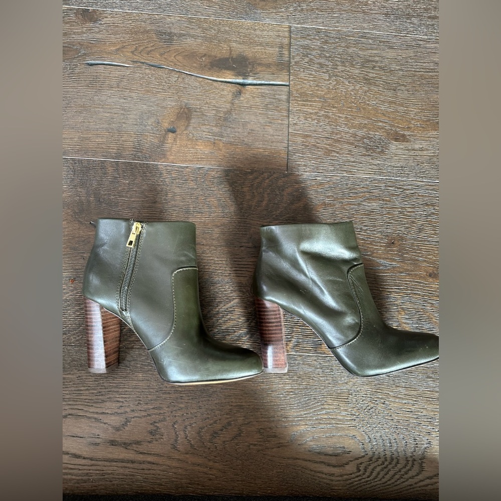 Ann Taylor ankle boots size 5 1/2